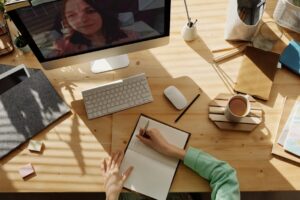 Lee más sobre el artículo «Videoconferencia con IA: Eficiencia y Personalización en Cada Llamada»